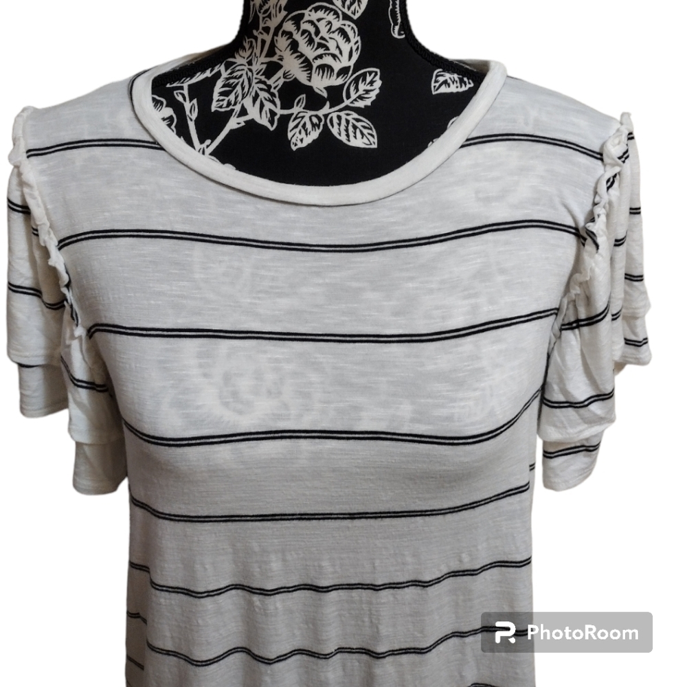 Green Envelope Los Angeles Ruffled Sleeves Top - Picture 2 of 7